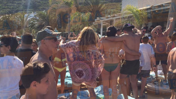Μεγάλη Παρασκευή και στη Μύκονο χορεύουν και λούζονται με... σαμπάνιες 