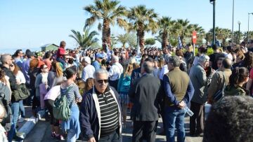 Φωτογραφίες: Μαζική παρέλαση υπέρ του ρουκετοπόλεμου στην Χίο 