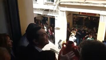 Βίντεο: Δείτε τον Τσίπρα και την Μπέτυ να ρίχνουν τον «μπότη» στην Κέρκυρα