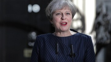 Τερέζα Μέι: Ξεφορτώνεται τους Εργατικούς - Ρισκάρει τη Σκωτία