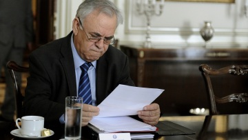 Να καθησυχάσει τους τραπεζίτες για την καθυστέρηση της αξιολόγησης επιχειρεί η κυβέρνηση