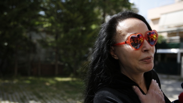 Ημέρα χαράς για τη Βίκυ Σταμάτη - Εμφανίστηκε με γυαλιά... καρδούλες