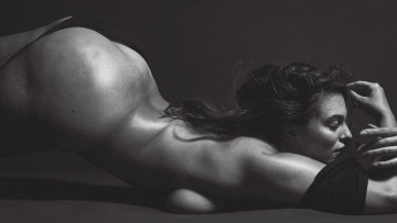 Ashley Graham: Ποζάρει ολόγυμνη και μιλά για την κυτταρίτιδά της 