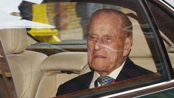 Με δάκρυα στα μάτια, ο πρίγκιπας Φίλιππος αποχωρεί από το Μπάκιγχαμ