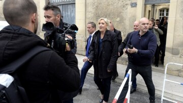 Νέες αποδοκιμασίες για τη Λεπέν κατά την επίσκεψή της σε καθεδρικό ναό της Ρενς