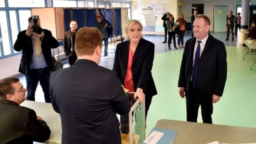 Με αυτοκίνητο για λόγους ασφαλείας έφτασε στο εκλογικό κέντρο η Λεπέν 