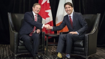 Οι περίεργες κάλτσες του Τζάστιν Τριντό που έγιναν viral και τι σημαίνουν