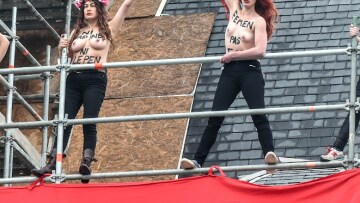 Γαλλικές εκλογές: Γυμνόστηθη διαμαρτυρία σε... εκκλησία κατά της Λεπέν