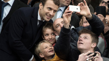 Το protothema.gr στο Παρίσι: «Γλυκά» νέα για σαρωτική νίκη και... μαντλέν στα γραφεία του Μακρόν