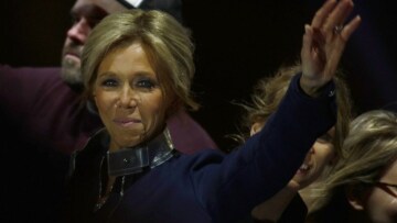 Ντυμένη στα μπλε και πανευτυχής πανηγύρισε στο πλευρό του Μακρόν η Μπριζίτ