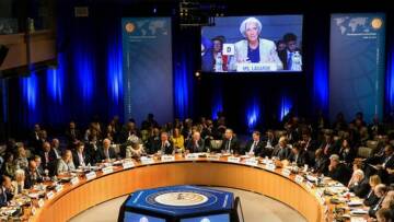 Οι ισχυροί συζητούν για το ελληνικό χρέος: Πότε θα «ανοίξει τα χαρτιά» του ο Τραμπ