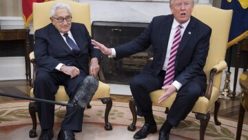 Σκιές «Γουότεργκεϊτ» πάνω από τον Λευκό Οίκο μετά την αποπομπή Κόμεϊ