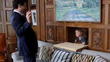 Φωτογραφίες: Babysitting... στο πρωθυπουργικό γραφείο για τον Τζαστίν Τριντό