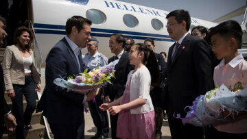 Υπό τους ήχους του «Ζορμπά» υποδέχτηκαν τον Τσίπρα σε πανεπιστήμιο στο Πεκίνο 