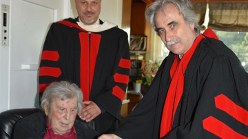 Ο Μίκης Θεοδωράκης αναγορεύθηκε σε Επίτιμο Διδάκτορα του Ευρωπαϊκού Πανεπιστημίου Κύπρου