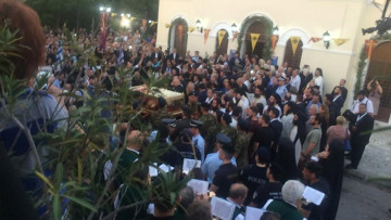 Στην Αθήνα το σκήνωμα της Αγίας Ελένης: Κοσμοσυρροή στο Αιγάλεω 