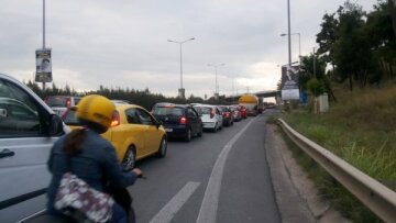 Θεσσαλονίκη: Μποτιλιαρισμένοι δρόμοι, γεμάτες πιάτσες ταξί και τροχαία από την απεργία στον ΟΑΣΘ