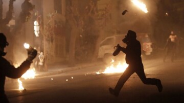 Μολότοφ και πάλι τα ξημερώματα στα Εξάρχεια 