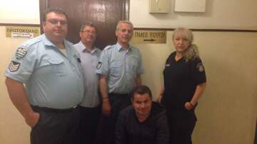 Έξω από το γραφείο του Χουλιαράκη διανυκτέρευσαν οι ένστολοι