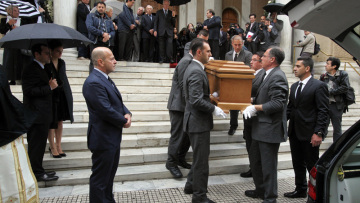 Πλήθος κόσμου και μεγάλη συγκίνηση στο τελευταίο αντίο για τον Αριστείδη Αλαφούζο