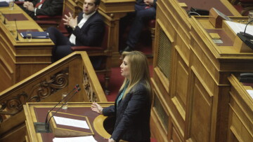 ΠΑΣΟΚ: Μεθόδευσαν ομιλία Τσίπρα πριν το... Survivor και έστειλαν πίσω την ομιλία Γεννηματά