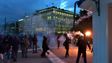 Μία σύλληψη και δύο προσαγωγές για τα επεισόδια στη Βουλή