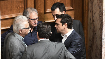 Με.. γραβάτα στην τέλεια καταιγίδα: Με 153 «ναι» από την κυβέρνηση στο 4ο Μνημόνιο η Ελλάδα