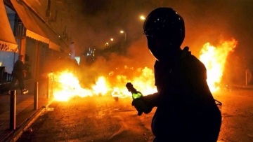 Επίθεση αντιεξουσιαστών με πέτρες και μολότοφ στο αστυνομικό τμήμα Ναυπάκτου