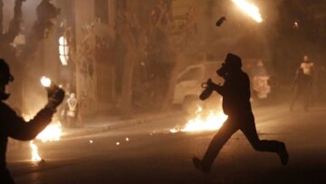 Βροχή από μολότοφ τα ξημερώματα στα Εξάρχεια