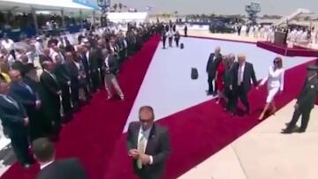 Η κάμερα την «πρόδωσε»: Ούτε το χέρι του Τραμπ δεν αντέχει η Μελάνια!