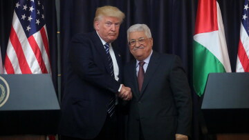 15 δευτερόλεπτα διήρκεσε η χειραψία Τραμπ-Αμπάς