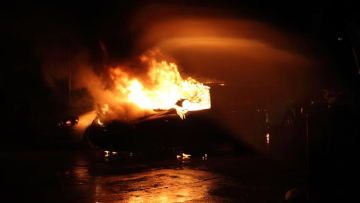 Θρίλερ σε Κερατσίνι-Βουλιαγμένη με δύο νεκρούς σε καμένα αυτοκίνητα