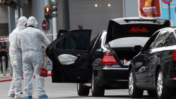 Επίθεση στον Παπαδήμο: Αγωνία για νέα τρομοδέματα με άγνωστους παραλήπτες