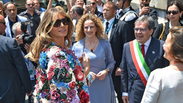 Το «ανθισμένο» πανωφόρι της Μελάνια κοστίζει 51.000 δολάρια! 