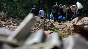 Φονικές πλημμύρες και κατολισθήσεις στη Σρι Λάνκα: Τουλάχιστον 146 νεκροί 
