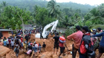 Εκατόμβη νεκρών από τις κατολισθήσεις λόγω των βροχών στην Σρι Λάνκα