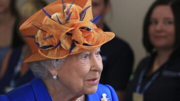 Η βασίλισσα Ελισάβετ πήγε στην εκκλησία να προσευχηθεί για τα θύματα του Μάντσεστερ