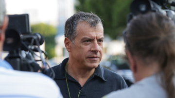 Θεοδωράκης για Μητσοτάκη: «Θα σε θυμόμαστε όρθιο με την κατσούνα σου στα βουνά»