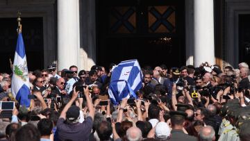 Στους ώμους των εγγονιών του η σορός του Κωνσταντίνου Μητσοτάκη 