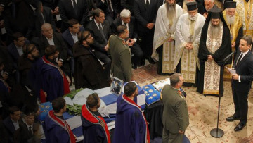 «Κόντυνες, ώστε η σκιά σου να μην είναι βαριά επάνω μου...»