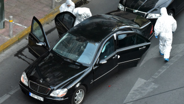 Παπαδήμος: Ήταν ένα διπλωμένο χαρτόνι σαν εξώφυλλο CD και όταν το άνοιξα, εξερράγη