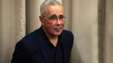 Ζουράρις: Η διαπραγμάτευση είναι ένα «κουρελόχαρτο»