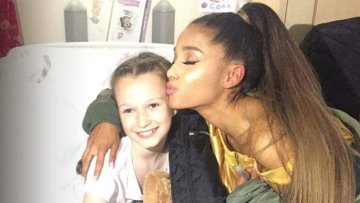 Ρίγη συγκίνησης! Η Αριάνα Γκράντε αγκαλιά με τραυματισμένους φανς