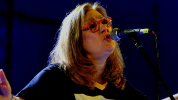 Η Αφροδίτη Μάνου παραληρεί για Σόιμπλε- Το Facebook αφαίρεσε την ανάρτηση της τραγουδίστριας