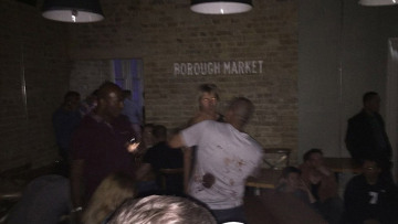 Λονδίνο: Ηρωικοί πολίτες αντιμετώπισαν τους τρομοκράτες με καρέκλες και ποτήρια μπύρας!