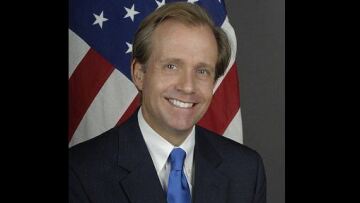 Ο πρέσβης στο Λονδίνο σε αντίθετη γραμμή από τον Τραμπ