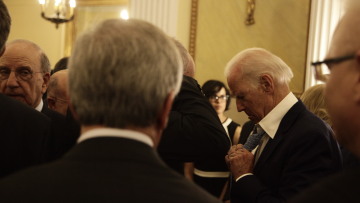 Γιατί έβγαλε τη γραβάτα του ο πρώην αντιπρόεδρος των ΗΠΑ στο Προεδρικό Μέγαρο