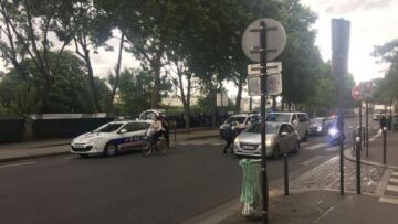 Πυροβολισμοί στην Παναγία των Παρισίων: Άνδρας επιτέθηκε με σφυρί κατά αστυνομικών