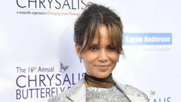 H Halle Berry για τη φημολογούμενη εγκυμοσύνη: «Μπορεί ένα κορίτσι να φάει μπριζόλα και πατάτες τηγανητές;»