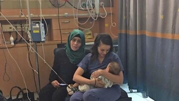 Ισραηλινή νοσοκόμα θηλάζει μωρό Παλαιστινίων θυμάτων τροχαίου, προκειμένου να το σώσει